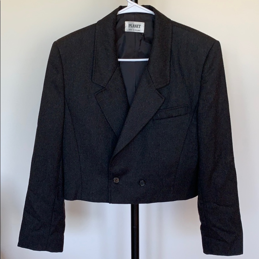 Dark grey cropped lightweight blazer.